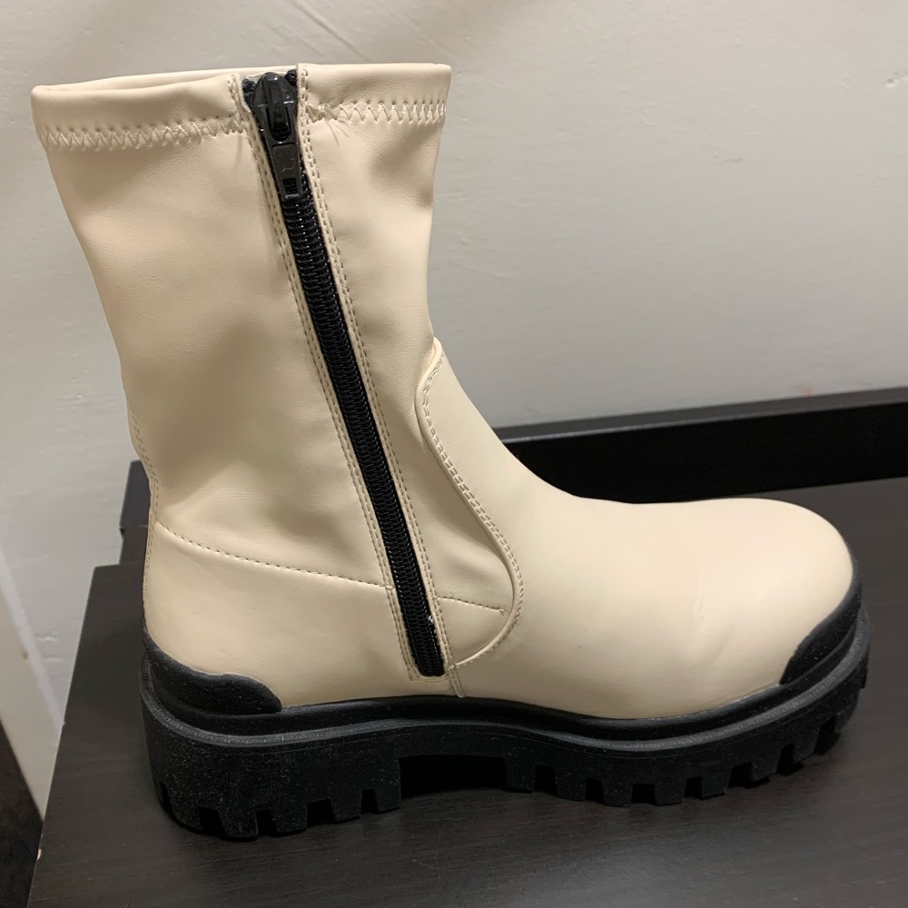 FOREVER 21 NWOT Faux Leather Lug Boots - Picture 6 of 10